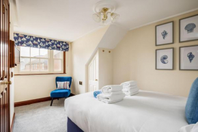 The Old Townhouse - Room 3 - Moments from the Harbour and Ferry Port
